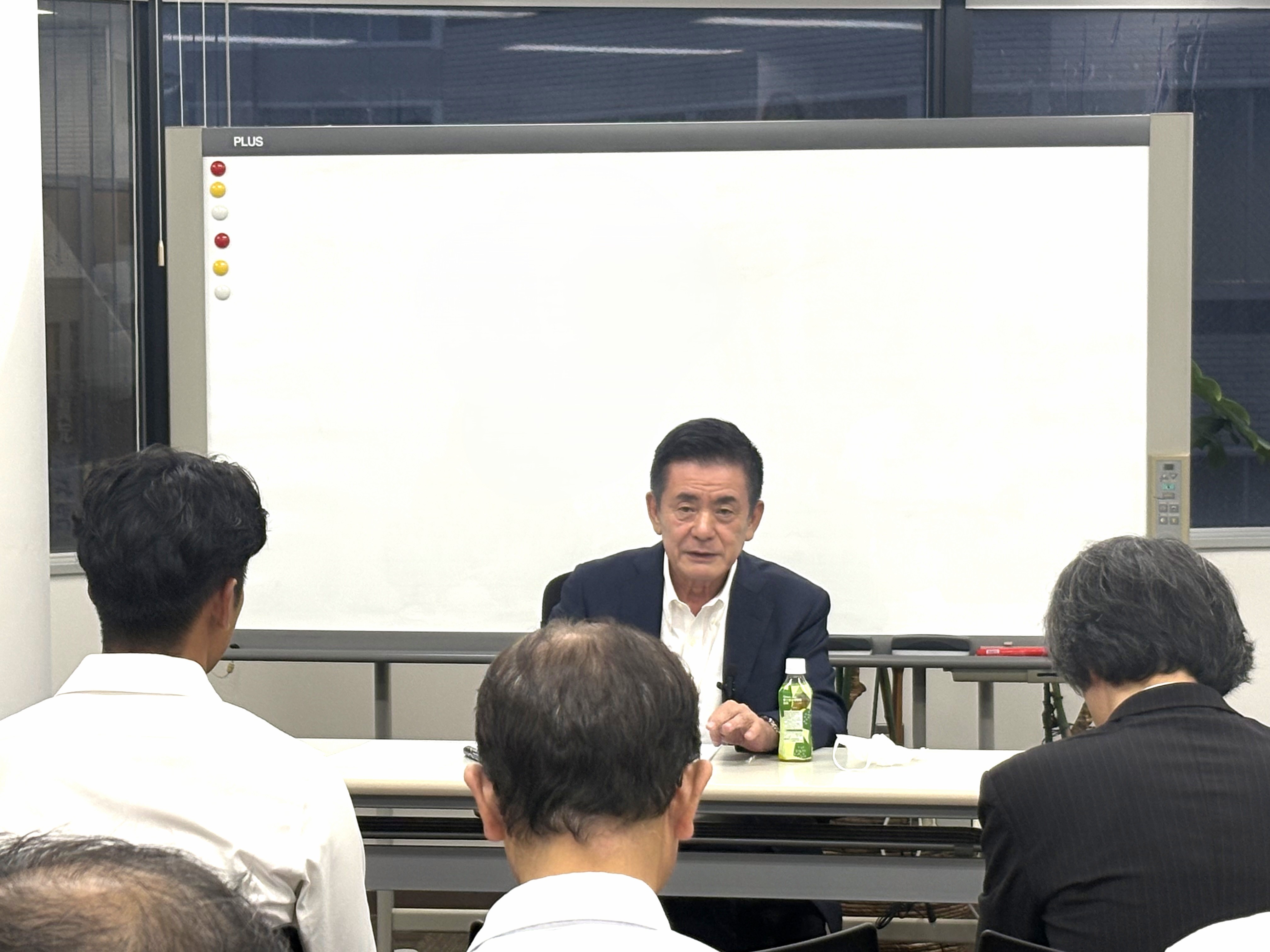 北浜倶楽部で講演をする桂幹人
